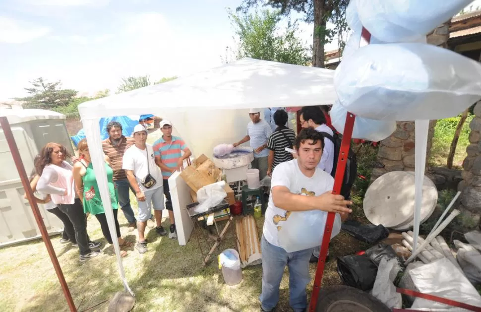 MALESTAR. Un grupo de puesteros se instaló en el predio dispuesto por la intendencia de Tafí del Valle. Luego hubo reclamos por la baja venta.  LA GACETA / FOTO DE OSVALDO RIPOLL