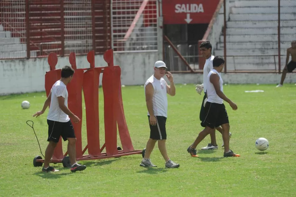 POR LA VUELTA. Tras superar un problema personal, Carlos Ramacciotti reasumirá el cargo de técnico del plantel de San Martín. También vuelve Gustavo Ibáñez. 