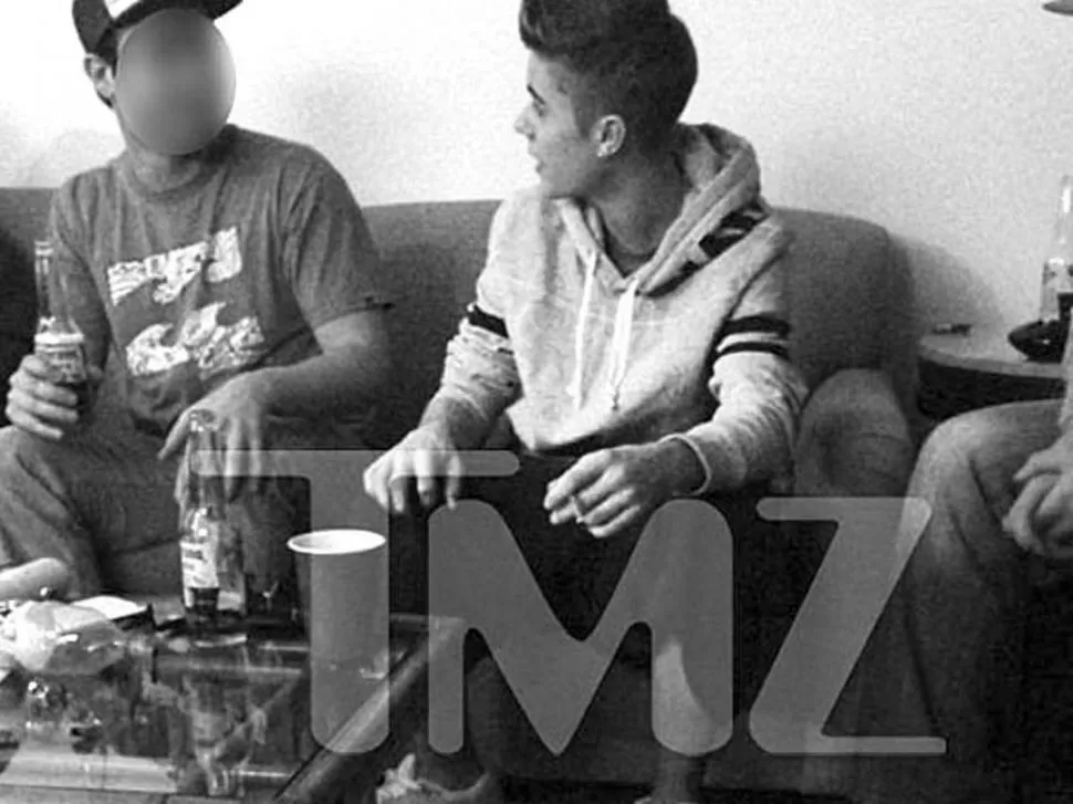 EN UNA FIESTA. El portal TMZ publicó la imagen de una fiesta privada. TMZ