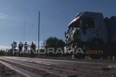 El tren de pasajeros a Tucumán chocó a un camión en Santiago del Estero