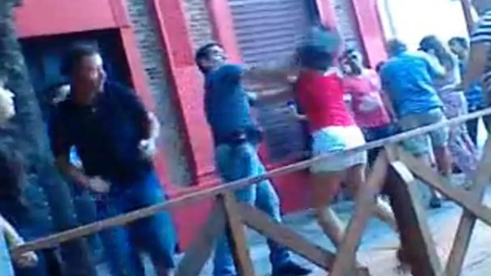 A PIÑAS. Los golpes quedaron filmados. CAPTURA DE VIDEO