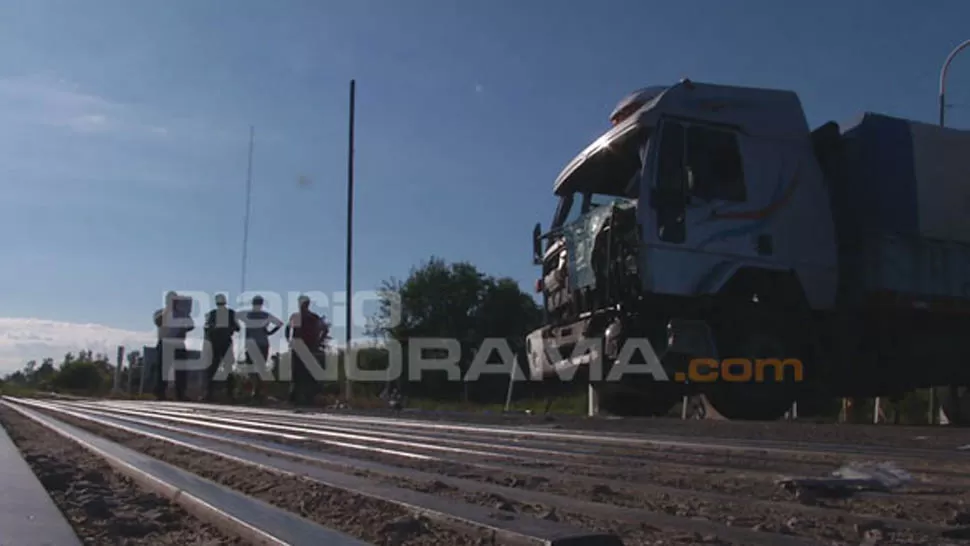 FUERTE IMPACTO. El frente del camión quedó destrozado. GENTILEZA DIARIOPANORAMA.COM