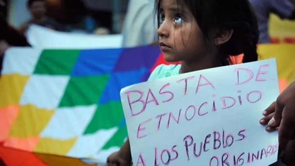 REACCION. La comunidad qom tomó la comisaría y reclama que se esclarezca el asesinato del adolescente. FOTO TOMADA DE PERIODICOTRIBUNA.COM.AR