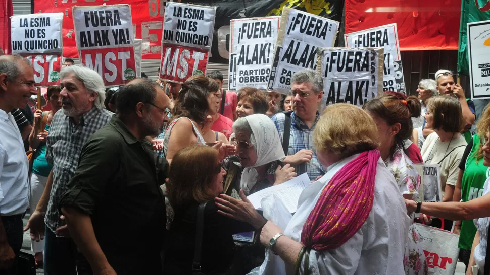 LA ESMA NO ES UN QUINCHO. Los manifestantes llevaron carteles contra Alak al Ministerio de Justicia.  DYN