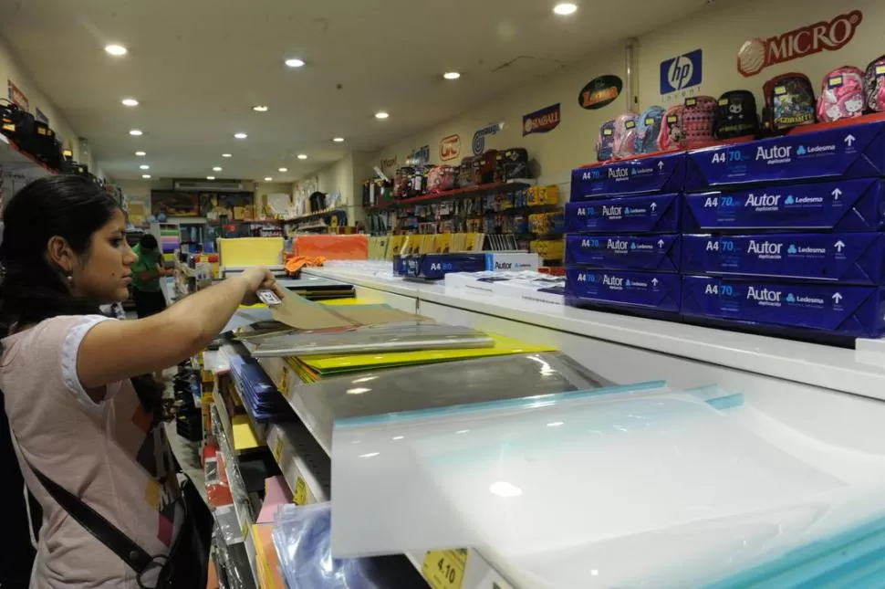 ÚTILES EN VACACIONES. Muchos aprovecharon las ofertas para comprar aquello que necesitarán en marzo.  