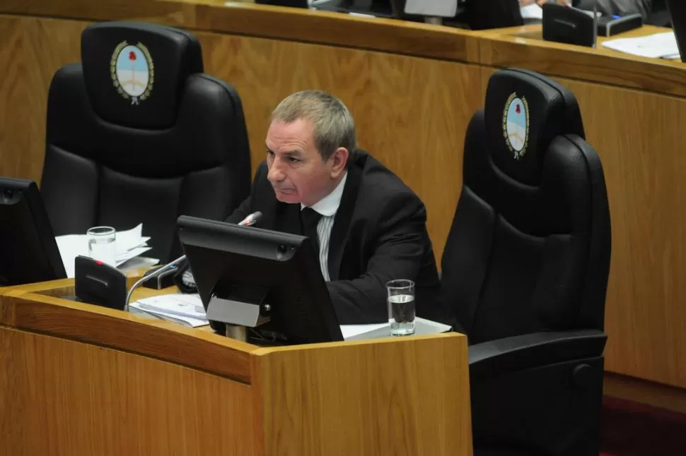 OFICIALISTA. Gallito Gutiérrez ocupa una banca en la primera fila del recinto. El vicepresidente del bloque Tucumán Crece es una voz alperovichista. LA GACETA / FOTO DE INéS QUINTEROS ORIO (ARCHIVO) 