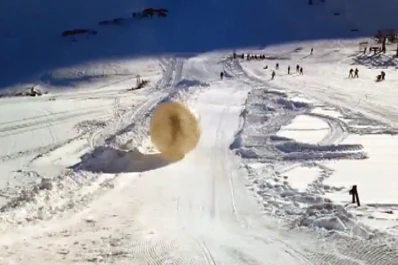 Un joven murió practicando “zorbing” en una montaña