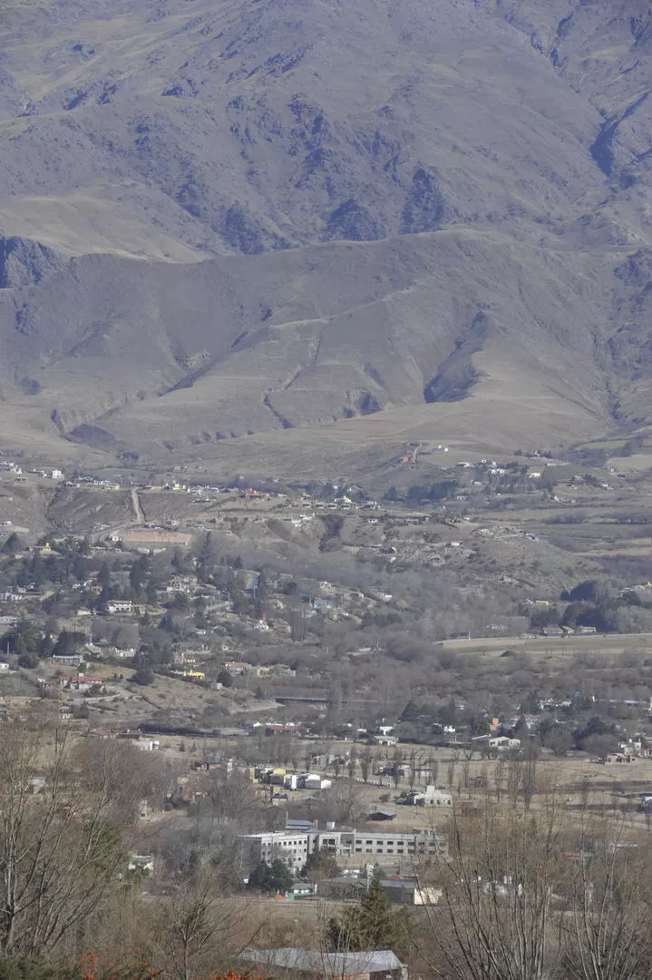 LA OBRA EN SU CONTEXTO. El Embajador del Tafí, con sus tres pisos, sobresale en el horizonte vallisto. LA GACETA / FOTO DE JORGE OLMOS SGROSSO (ARCHIVO)