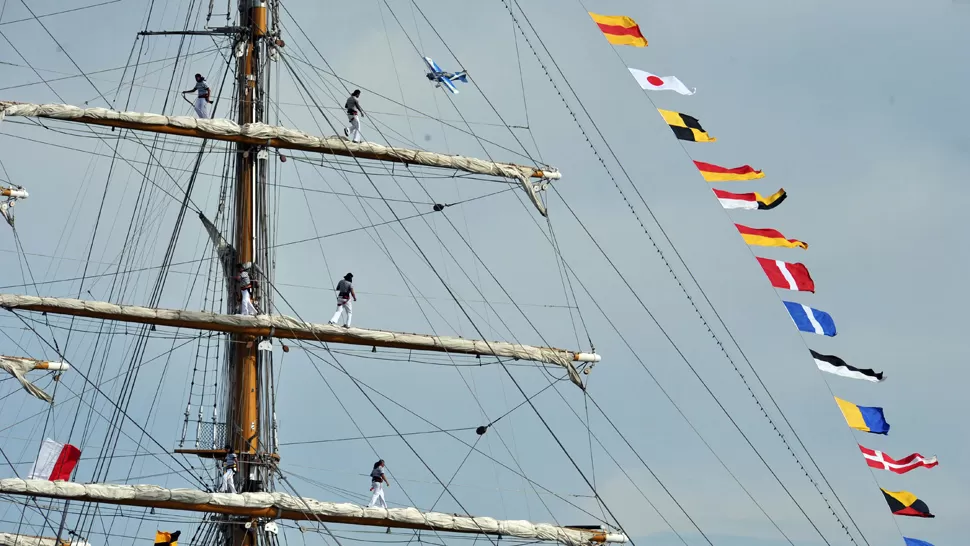 DE VUELTA A CASA. Alrededor de las 18 comenzaron las tareas de amarre del buque. TELAM