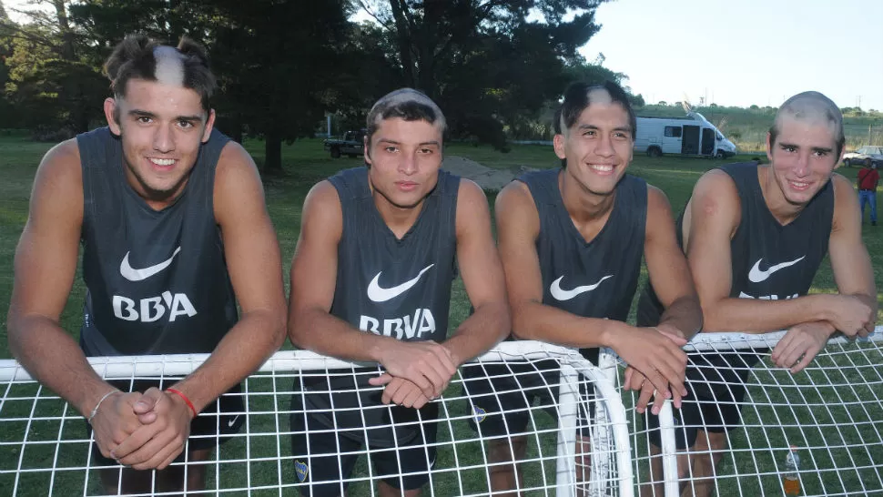 PELADOS. Entre los jugadores bautizados se encuentra el tucumano Sebastián Palacios, segundo desde la izquierda. DYN