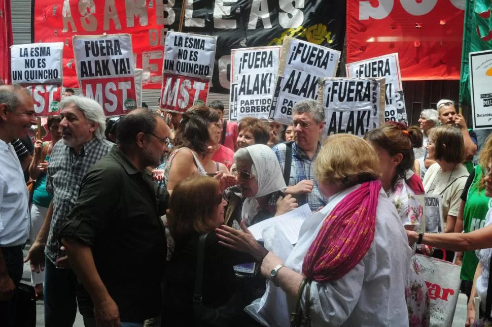 LA ESMA NO ES UN QUINCHO. Los carteles son elocuentes respecto del malestar que generó una reunión del ministro de Justicia en el edificio. DYN