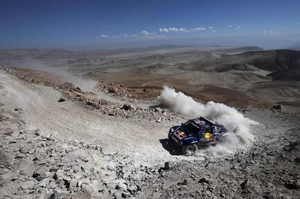 AGRESTE GEOGRAFÍA. El Buggy de Nasser Al Attiyah se abre camino en la etapa que se realizó entre Nazca y Arequipa. El qatarí ganó su segundo especial de la edición. 