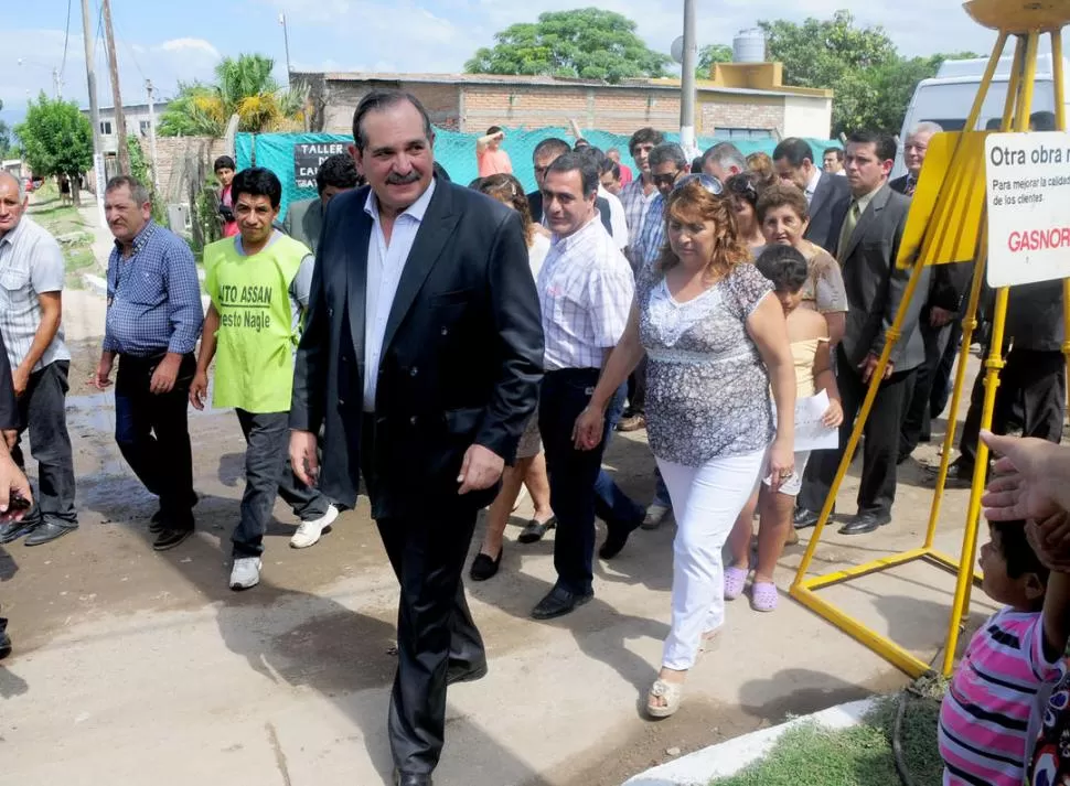 EN SAN CAYETANO. El gobernador, José Alperovich, inauguró la ampliación de una red de gas al sur de la capital. Allí, se refirió a la polémica suba. 