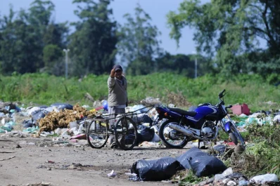 Las siestas de Campo Norte provocan nauseas por el hedor de la basura que se pudre al sol