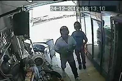 Las cámaras de quioscos del centro captaron cómo les robaron los mismos asaltantes
