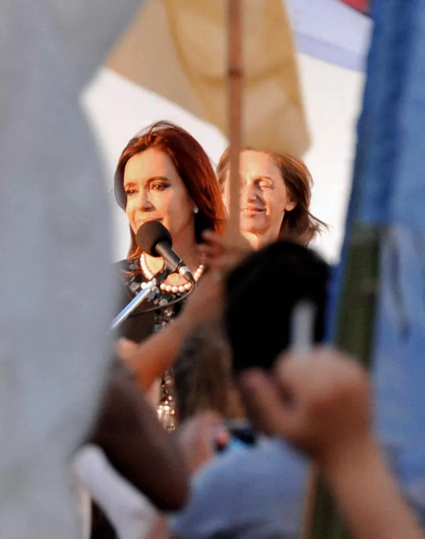 EMOCIÓN. Cristina habla, detrás escucha la senadora Beatriz Rojkés. REUTERS