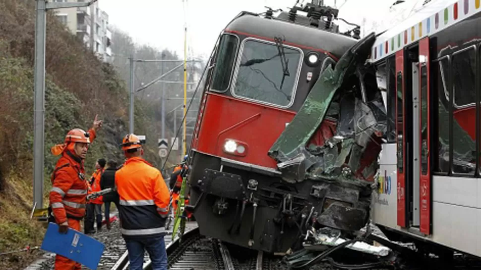 DESCARRILADOS. Los dos trenes chocaron casi de frente. REUTERS