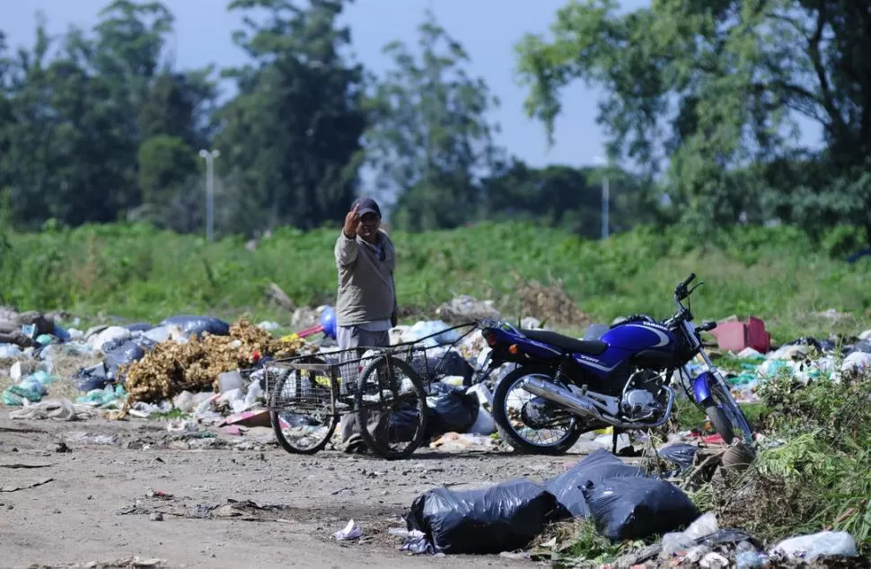 SEÑA OBSCENA. Después de tirar varias bolsas de basura en Campo Norte, este hombre insultó a la fotógrafa. LA GACETA / FOTOS DE ANALíA JARAMILLO  