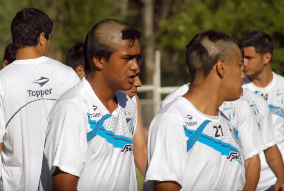 BIEN MODERNO. Ontivero (izquierda) sufrió el bautismo, al igual que sus compañeros que fueron ascendido al plantel superior. Ayer pasó por la peluquería y se rapó. 