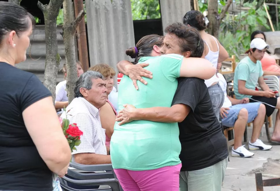 EN EL VELORIO. Los vecinos del jubilado se acercaron a darle el pésame a su viuda, que presenció el ataque; lo velaron en la casa donde lo mataron. LA GACETA / FOTOS DE HECTOR PERALTA