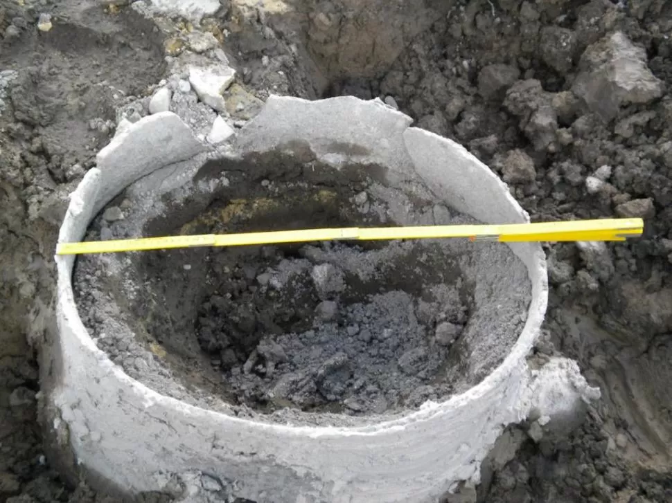 AL DESCUBIERTO. Cuando descendió la cota de agua del dique Celestino Gelsi, unos pescadores vieron en la costa la boca de esta urna funeraria. FOTOS GENTILEZA OSVALDO DIAZ