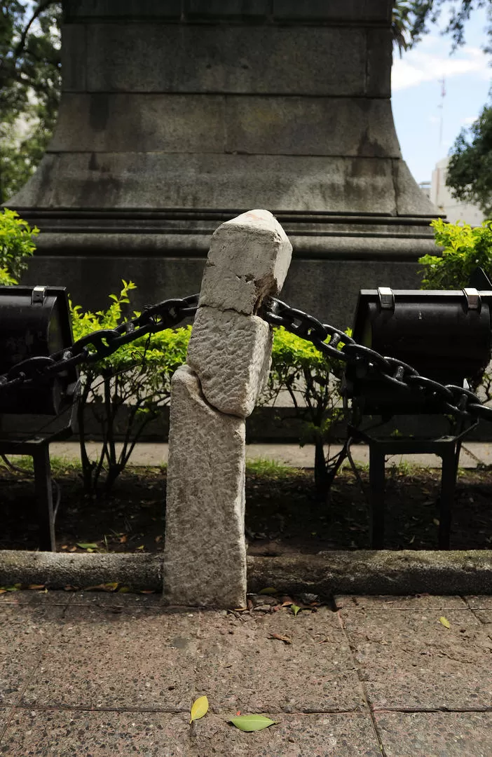 ¿CON QUÉ LE DIERON? Un mojón de la plaza Independencia, quebrado. 