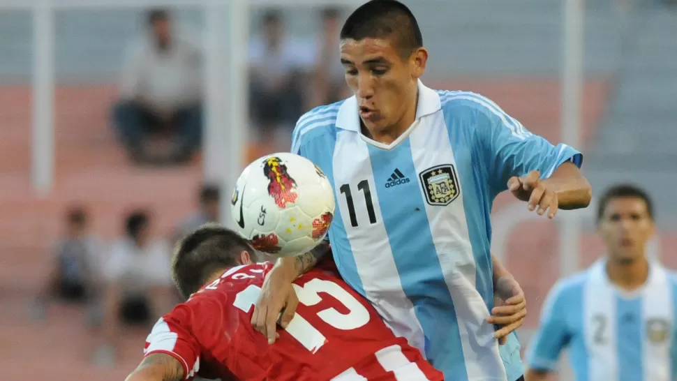 DURA LUCHA. Los paraguayos le ganan a la Argentina 2 a 1, por la segunda fecha del Sudamericano Sub20, en el estadio Marlvinas Argentinas, de Mendoza. DYN