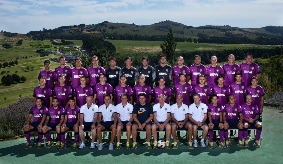 TODOS A TONO. El plantel se fotografió con la flamante camiseta.