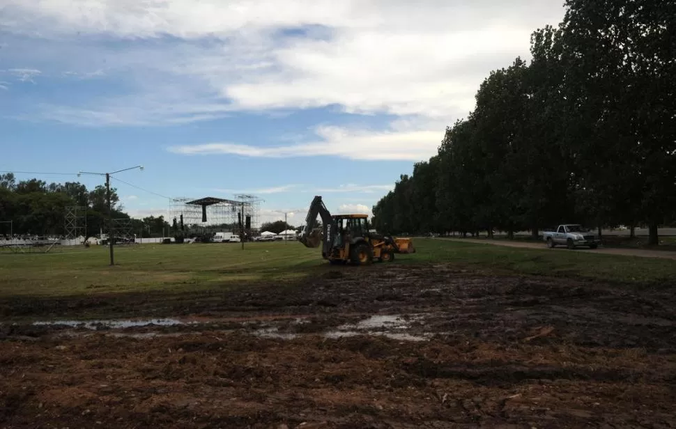 HOMBRES TRABAJANDO. El equipo de organización y armado de los tres sectores que comprenderá el campamento dakariano en el hipódromo trabaja sin descanso para que todo esté en su lugar a tiempo. 