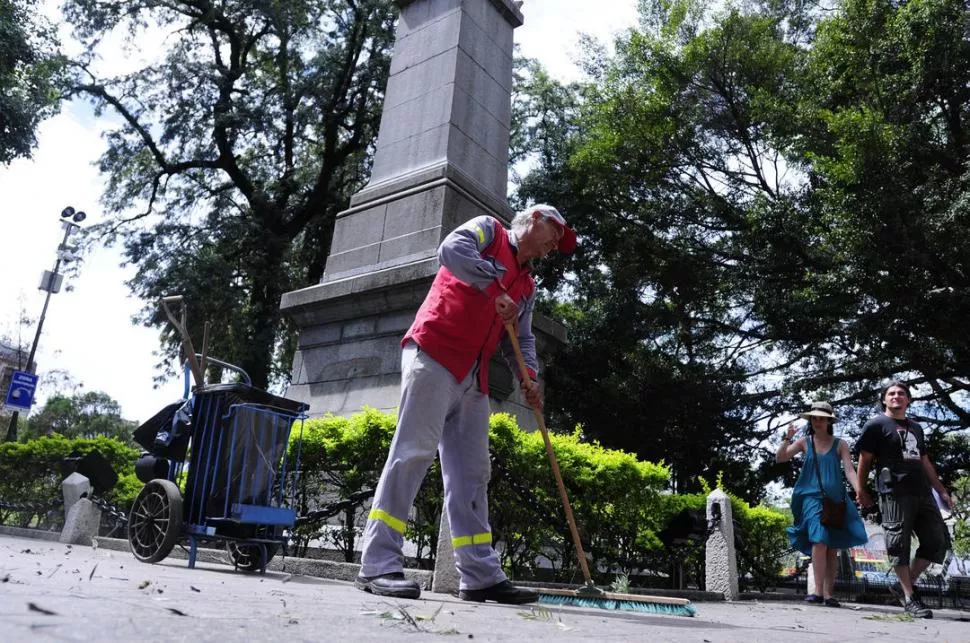BARRE Y BARRE. Manuel limpia alrededor del pedestal de la Libertad. 