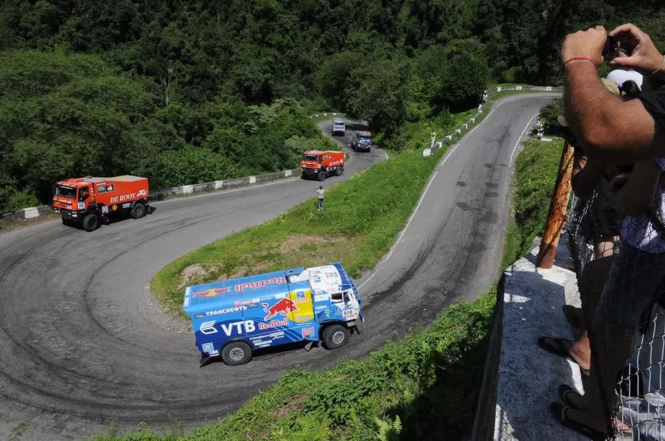 EN LAS ALTURAS. En 2011, el público vio a la caravana subir el cerro; esta vez, los vehículos vendrán desde Amaicha. LA GACETA / FOTO DE JOSé NUNO (ARCHIVO)