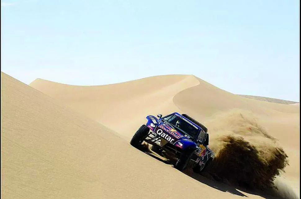 TRABAJO HORMIGA. Nasser Al-Attiyah logró con su Buggy la tercera victoria parcial. Ello le valió acercarse notablemente a Stephane Peterhansel, que se resiste a abandonar por ahora el N° 1. 