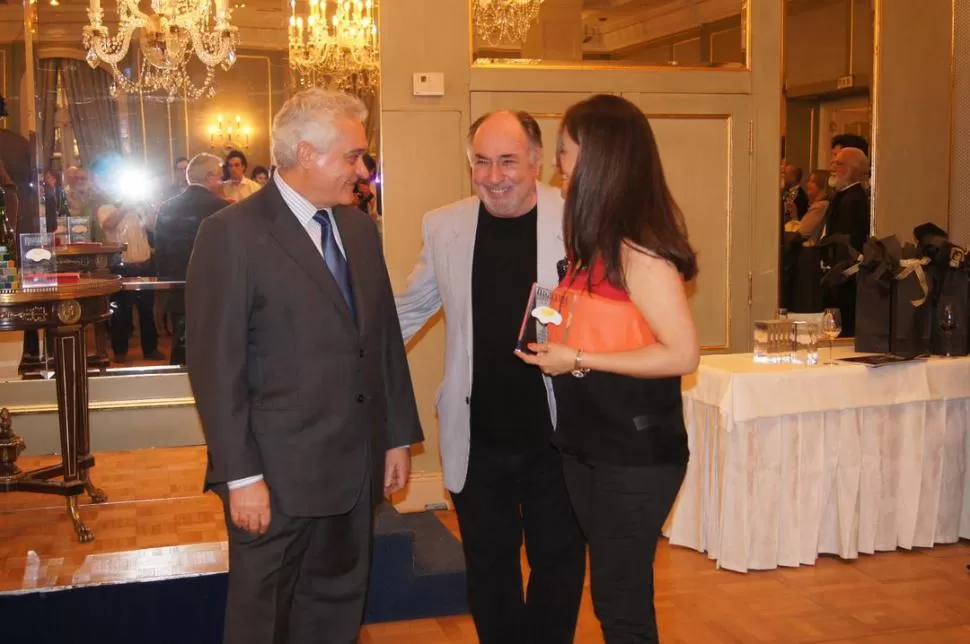 EN BUENOS AIRES. Juan Budeguer y su hija Celia recibieron la distinción.  