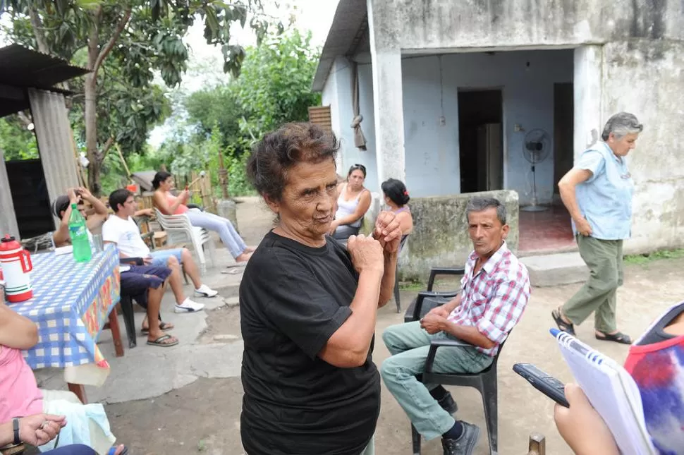 RELATO. María Elsa Muro relató, en el patio de su humilde vivienda, cómo ingresaron los ladrones y golpearon a su marido, produciéndole la muerte. L GACETA / FOTO DE HECTOR PERALTA