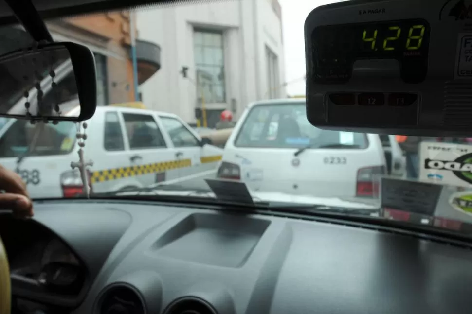 EXIGENCIA. Los taxistas deben brindar el servicio con ropa adecuada. LA GACETA / FOTO DE ANALIA JARAMILLO