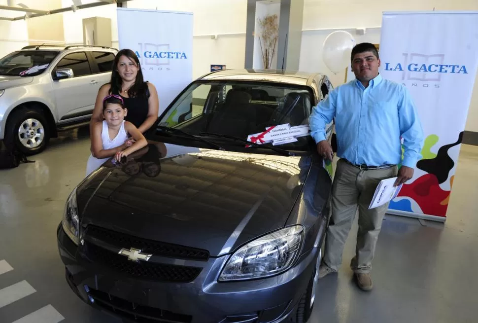 EL PRIMER PASEO. La familia Ramos retiró ayer de la concesionaria el auto Chevrolet Celta que ganó en el sorteo del 21 de noviembre.  LA GACETA / FOTOS DE JORGE OLMOS SGROSSO