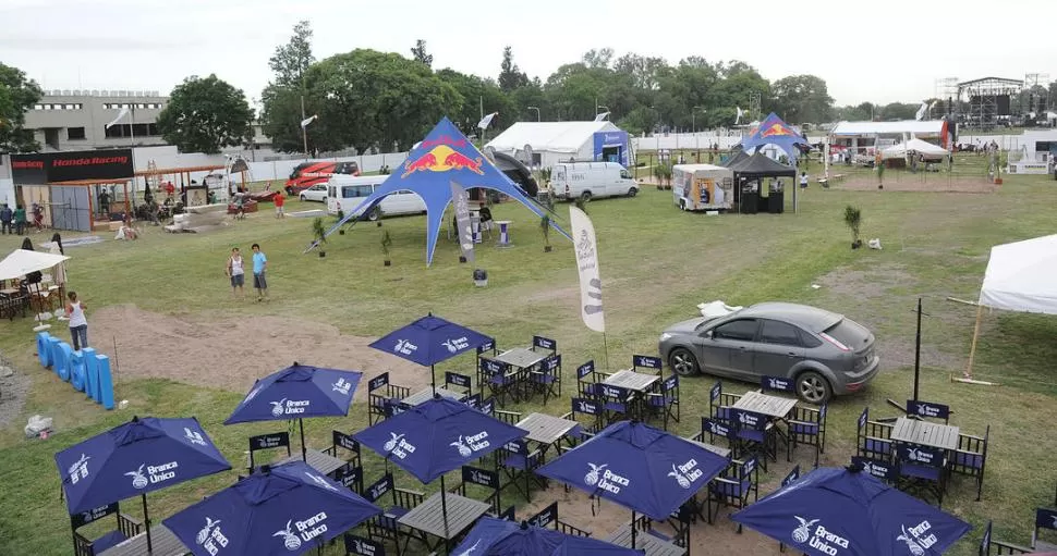 ORDEN PARA LA FIESTA. El hipódromo ya tiene las carpas de los sponsors y las zonas de descanso instaladas en el predio. 