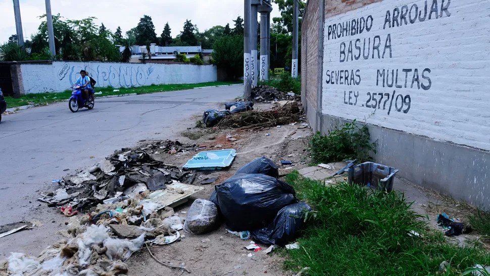 IRONÍA. El vaciadero de Delfín Gallo al 800 frente al cartel que prohíbe arrojar basura es un chiste impune. LA GACETA / FOTOS DE ANALíA JARAMILLO