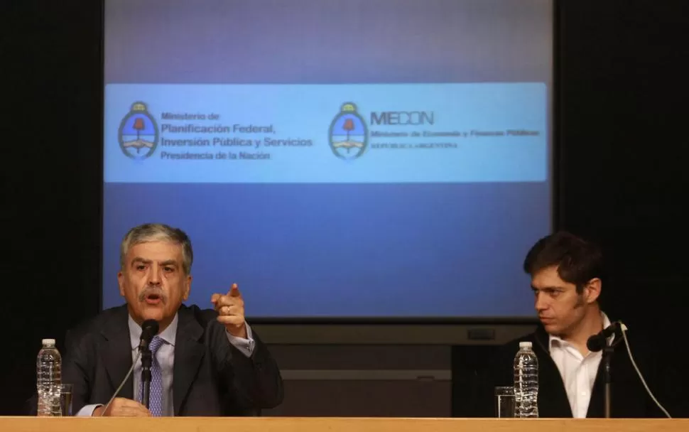 El viceministro de Economía, Axel Kicillof (primero desde la derecha) 