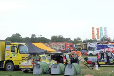 Motores apagados y mecánicos encendidos en el descanso del Dakar 2013 en Tucumán
