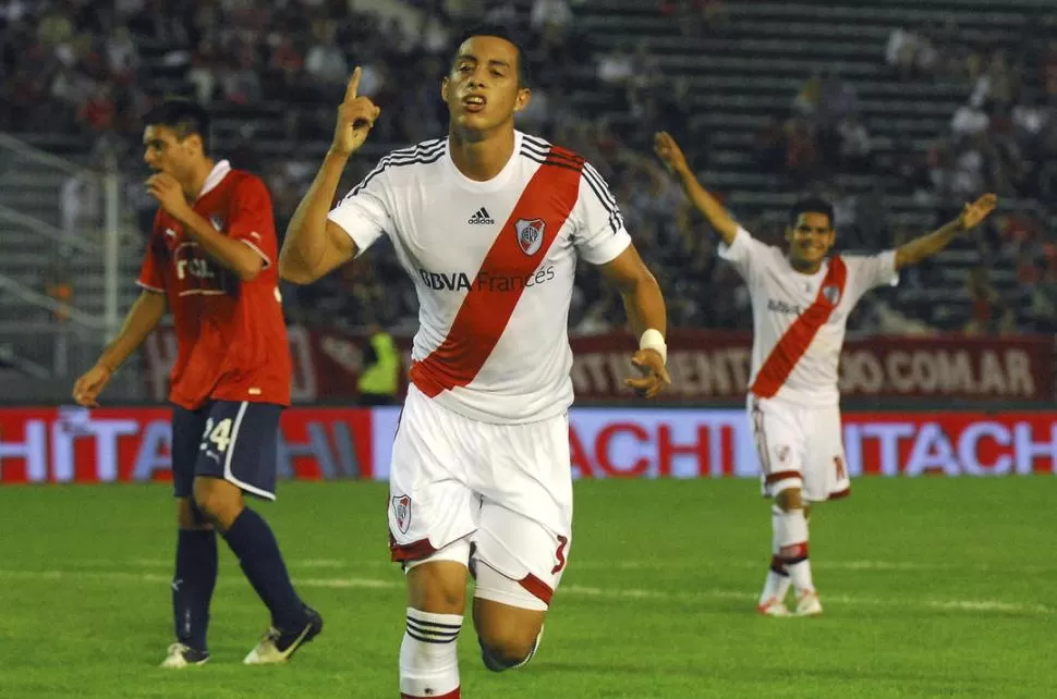 EL PRIMERO. Funes Mori levanta su dedo luego de marcar el 1 a 0. El delantero festejó con el clásico corazoncito hacia la hinchada millonaria que esta vez no lo criticó. 