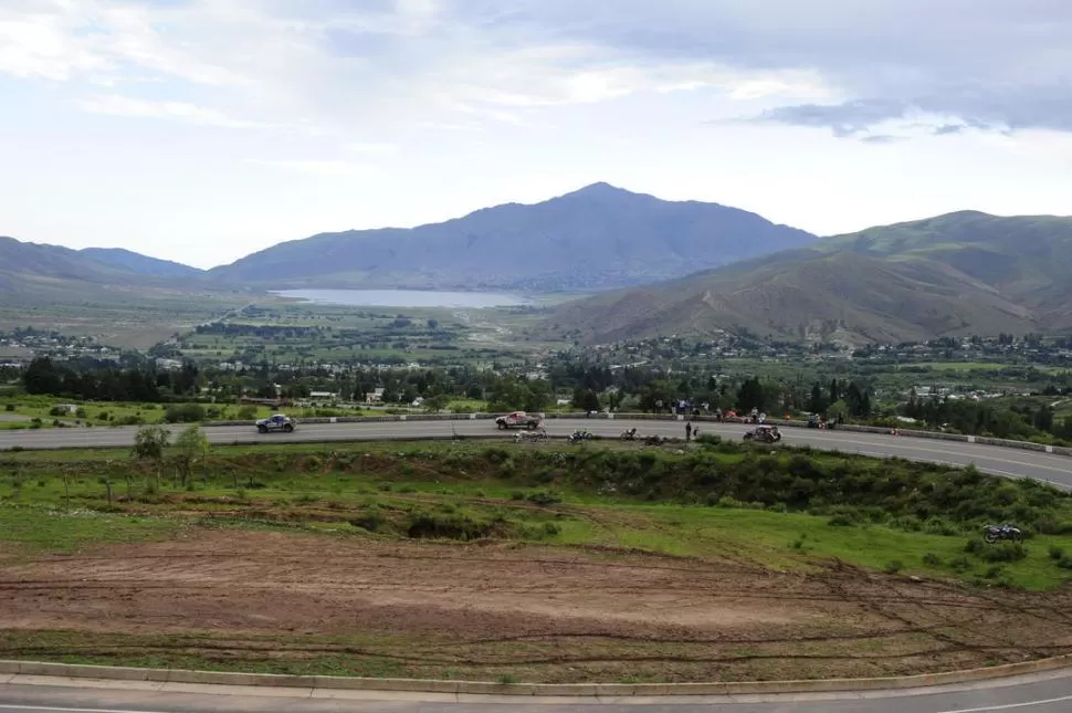 ATRAVESANDO UN PAISAJE ÚNICO. El ruido de los motores quebró la majestuosa quietud de las montañas tucumanas en Tafí. 