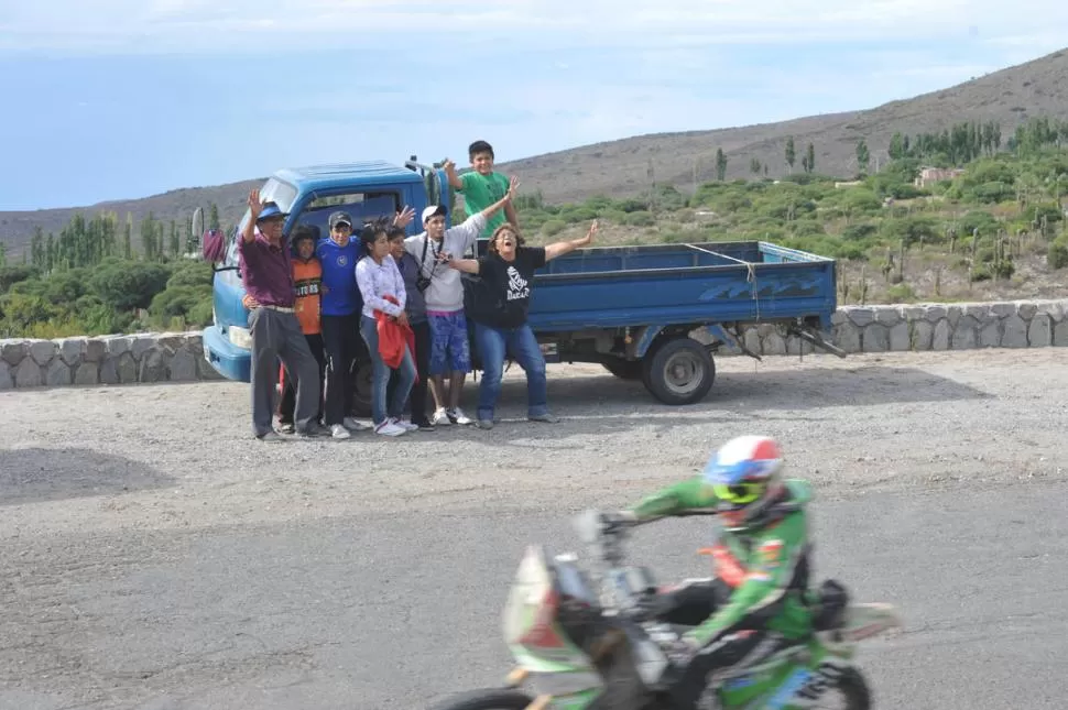 FERVOR POPULAR. Fanáticos celebran el paso de los pilotos en Ampimpa. 