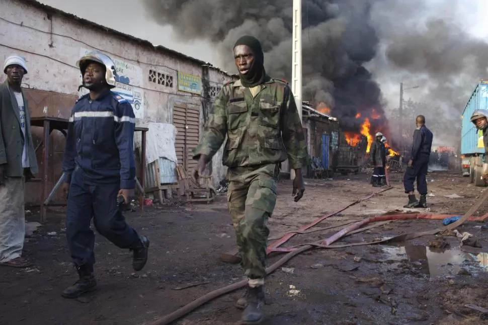 CONFRONTACIÓN. Militares de Mali, con apoyo aéreo de Francia, recuperaron la estratégica ciudad de Kona. REUTERS