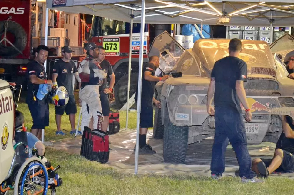 PENSATIVO. Al Attiyah mira su Buggy después de llegar al vivac del hipódromo, y de hablar largo rato con sus mecánicos. 