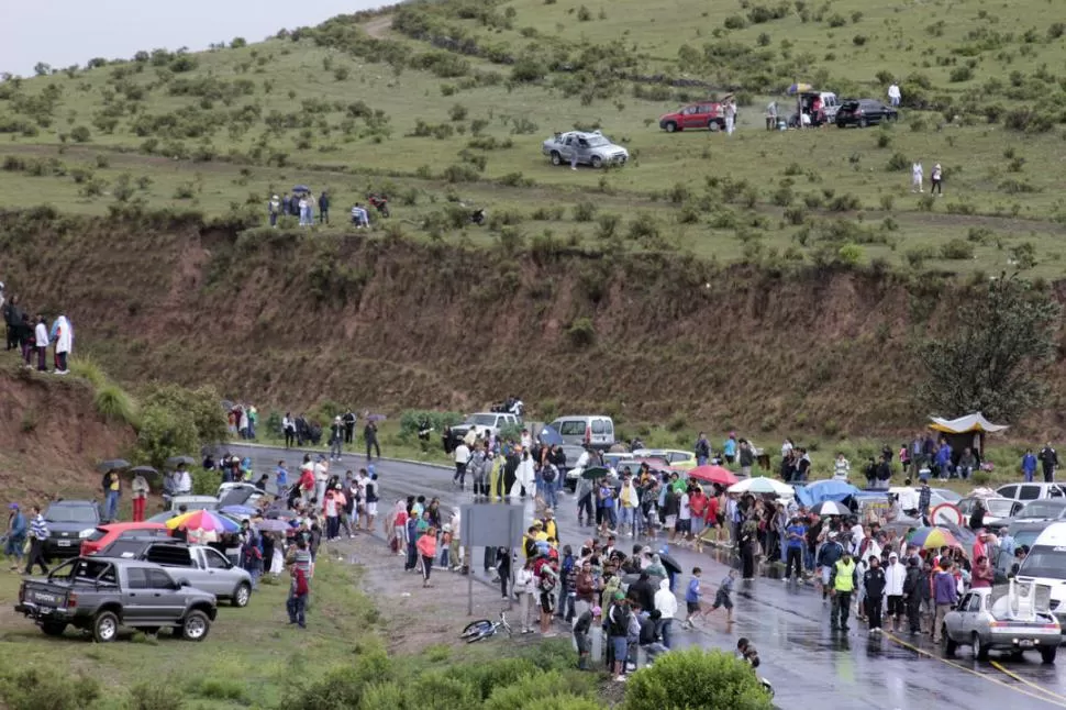 SORPRENDIDOS. Pocos espectadores en Tafí del Valle llevaron paraguas, pese a que el pronóstico anunciaba lluvias. 