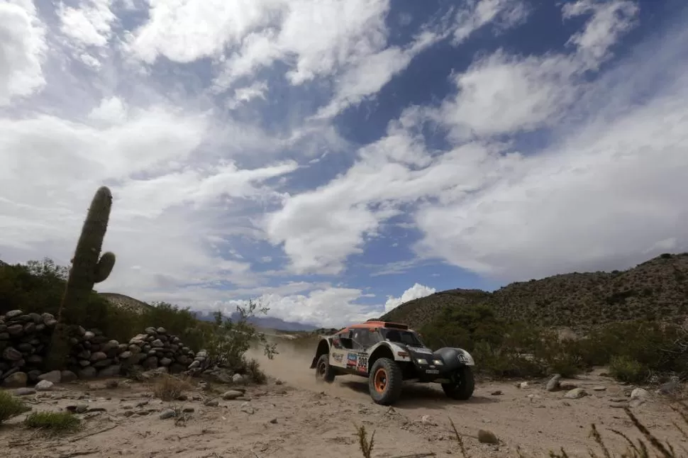 VOLÓ. El francés Chicherit se hizo del especial a puro ritmo. Dominó los caminos catamarqueños y consiguió su primer triunfo en la carrera más complicada del planeta. Mañana, el galo abrirá camino a Córdoba. 