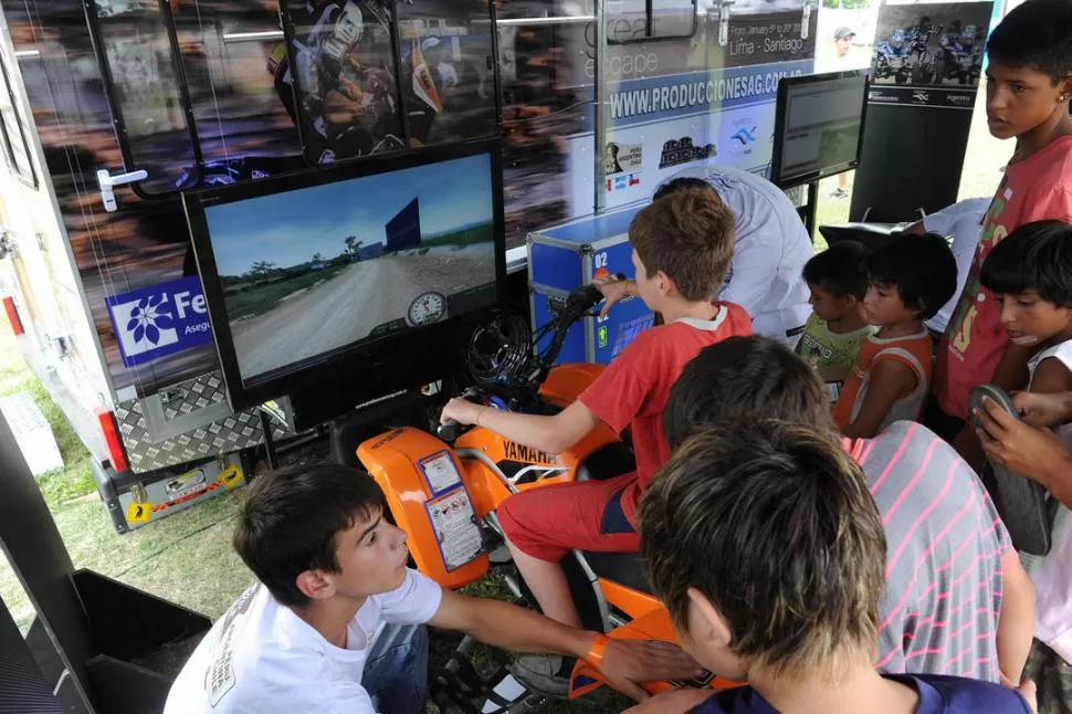 A TODA VELOCIDAD, PERO SIN RIESGOS. Los simuladores de motos y cuatriciclos instalados en uno de los stands del Village fueron un desafió para grandes y chicos. 