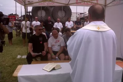 Una misa en pleno vivac