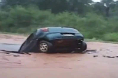 Mirá cómo un bache se traga un auto completo